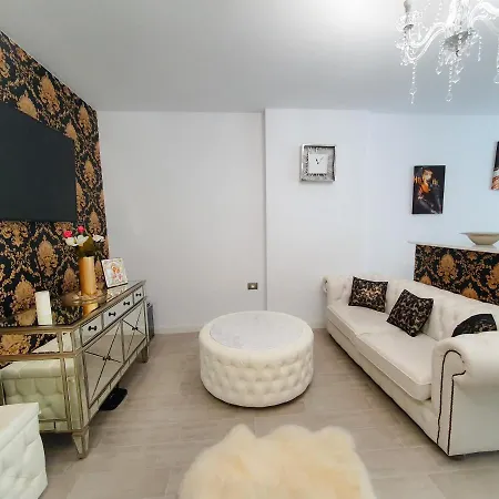 Luxury & Mamaia Nord ナボダリ