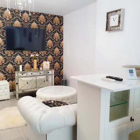 Luxury & Mamaia Nord アパート ナボダリ